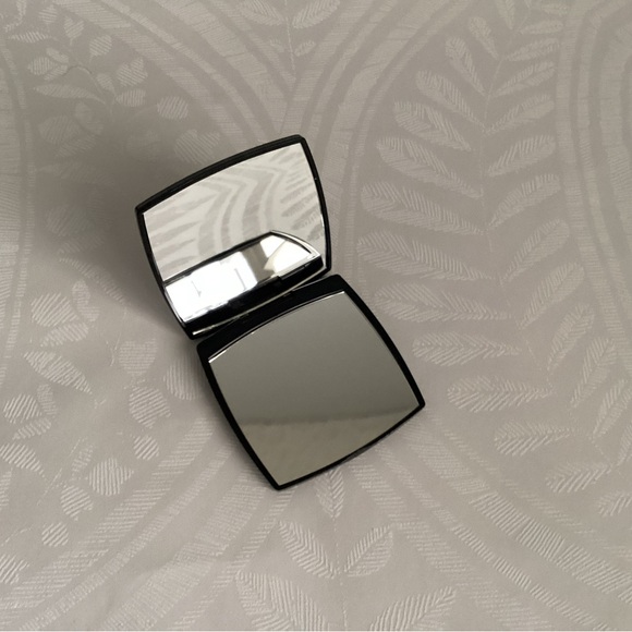 NEW CHANEL Black Compact Mirror - Picture 4 of 7